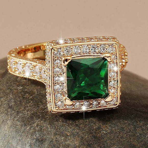 🎀18k Princess Emerald Diamond Halo Ring - Picture 2 of 7